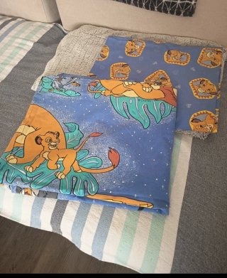 Ropa mujer floral con adornos dorados