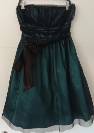 Vestido corto de fiesta juvenil verde y negro