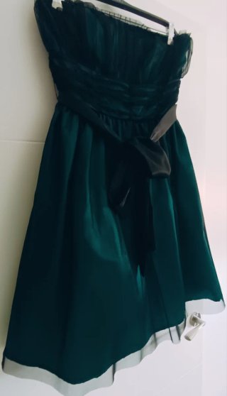 Vestido corto de fiesta juvenil verde y negro