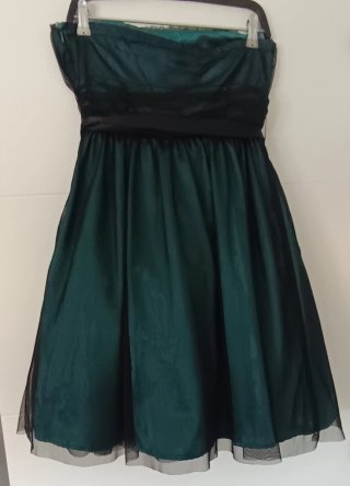 Vestido corto de fiesta juvenil verde y negro