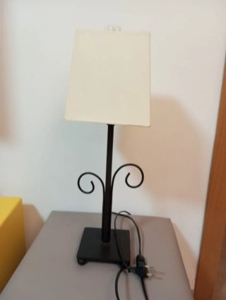 Lámpara de mesa negra y beige