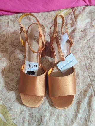 Elegantes sandalias de tacón grueso.T.40