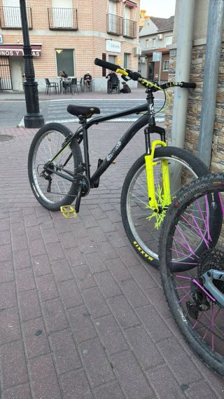 Bici de Stunt Negra y Amarilla
