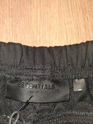 Essentials Shorts Negro Talla M