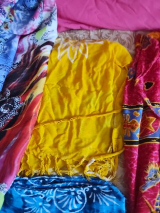 Set di pareos, gonne pareo e sciarpe. Invia messaggio