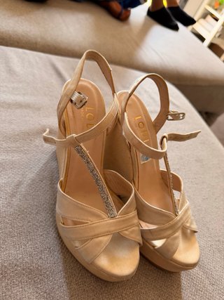 Sandalias de plataforma rojas y beig
