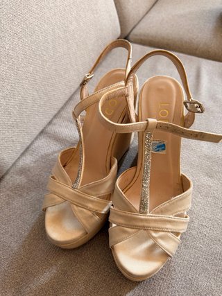 Sandalias de plataforma rojas y beig