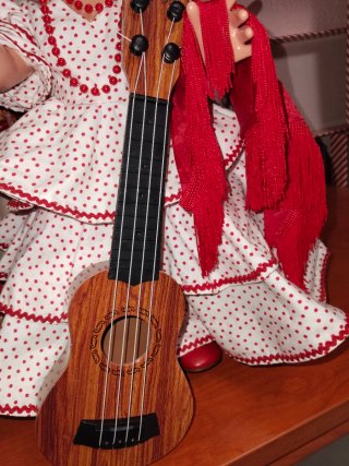 Guitarra tamaño mariquita Pérez