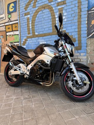 Suzuki GSR Naked Moto