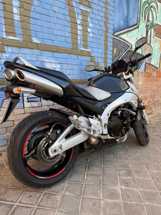 Suzuki GSR Naked Moto