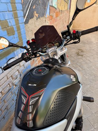Suzuki GSR Naked Moto
