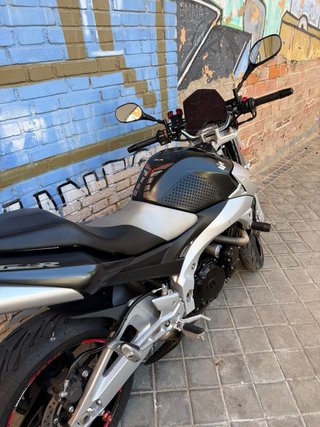 Suzuki GSR Naked Moto