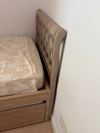 Cama nido con cabecero y mesita de noche a juego
