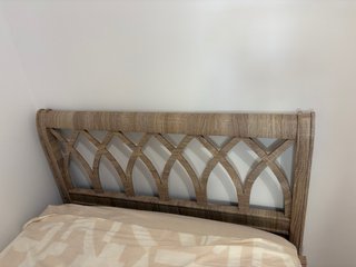 Cama nido con cabecero y mesita de noche a juego