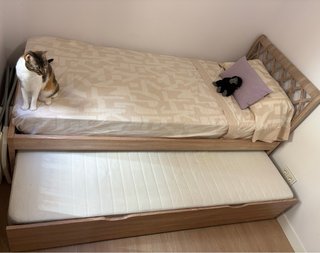 Cama nido con cabecero y mesita de noche a juego