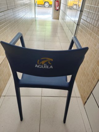 29 Sillas y 8mesas de terraza apilables de plástic