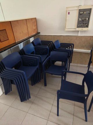 29 Sillas y 8mesas de terraza apilables de plástic