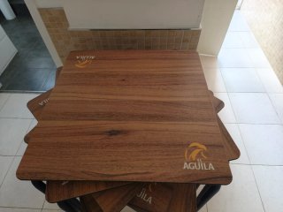 29 Sillas y 8mesas de terraza apilables de plástic