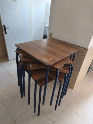 29 Sillas y 8mesas de terraza apilables de plástic