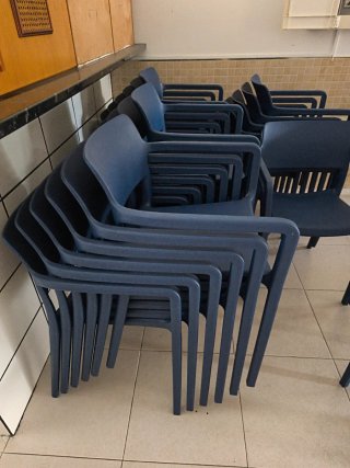 29 Sillas y 8mesas de terraza apilables de plástic