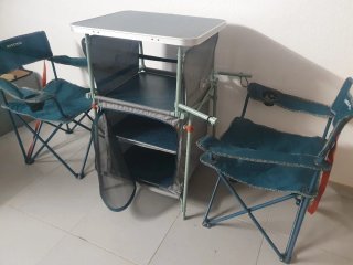 Armario de cocina i almacenaje y 4 Sillas camping