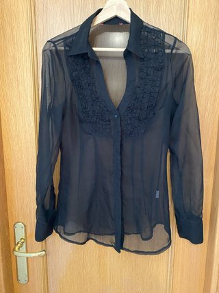 Blusa transparente negra con volantes
