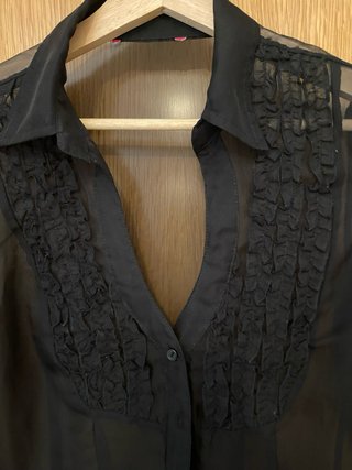 Blusa transparente negra con volantes