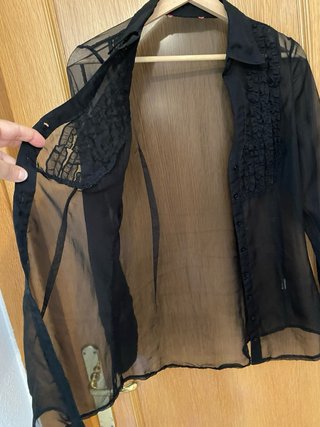 Blusa transparente negra con volantes