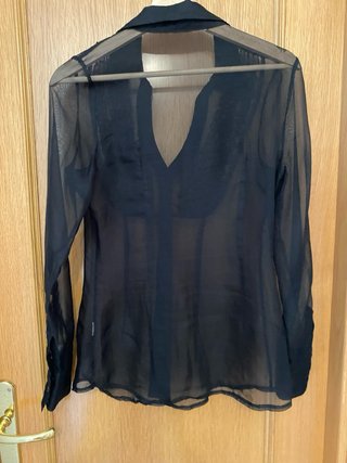 Blusa transparente negra con volantes