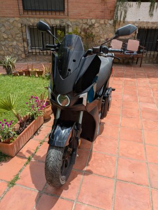 Moto Eléctrica Scooter Negra en buen estado