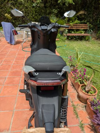 Moto Eléctrica Scooter Negra en buen estado