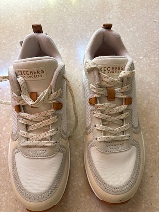 Zapatillas Skechers Beige y Blancas