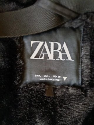 Chaquetón negro con capucha y pelo