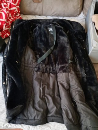 Chaquetón negro con capucha y pelo