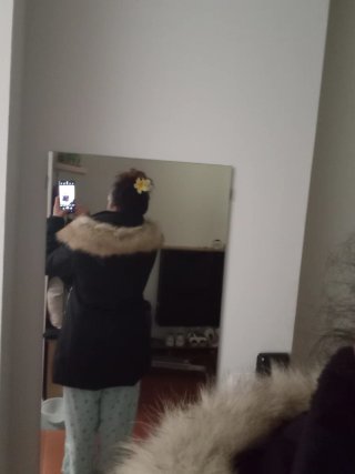 Chaquetón negro con capucha y pelo