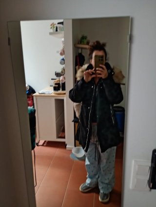 Chaquetón negro con capucha y pelo
