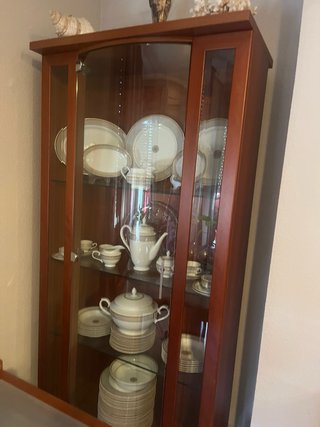 Vitrina de madera y cristal Mesa de comedor y 4 si