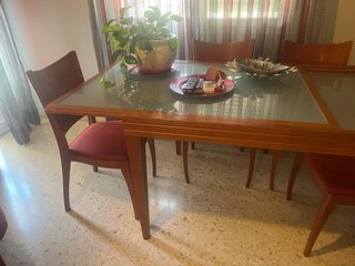 Vitrina de madera y cristal Mesa de comedor y 4 si