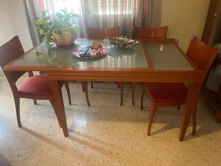 Vitrina de madera y cristal Mesa de comedor y 4 si