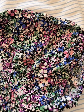 Top floral mangas abullonadas
