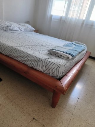 Base de cama de madera con somier