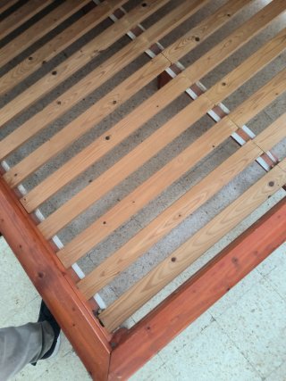 Base de cama de madera con somier