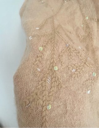 Top de punto beige bordado y lentejuelas