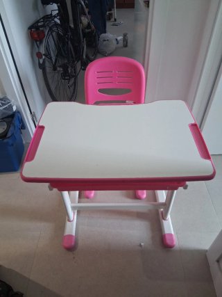 Escritorio infantil rosa y blanco