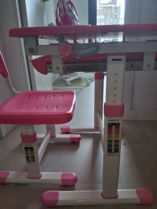 Escritorio infantil rosa y blanco