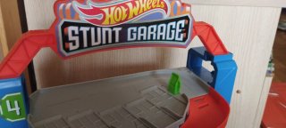 Hot Wheels Stunt Garage Parking