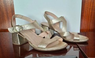 Sandalias Wonders piel tacón ancho doradas  36
