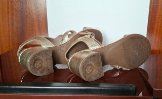Sandalias Wonders piel tacón ancho doradas  36