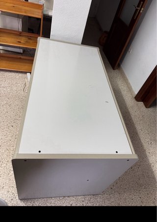 Mesa de oficina moderna gris.