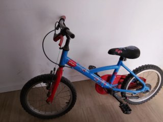 Bicicleta infantil Btwin azul y roja
